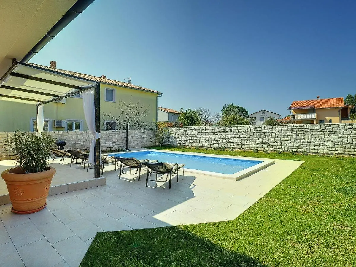 Modern Villa With Private Pool Near Beach Valbandon