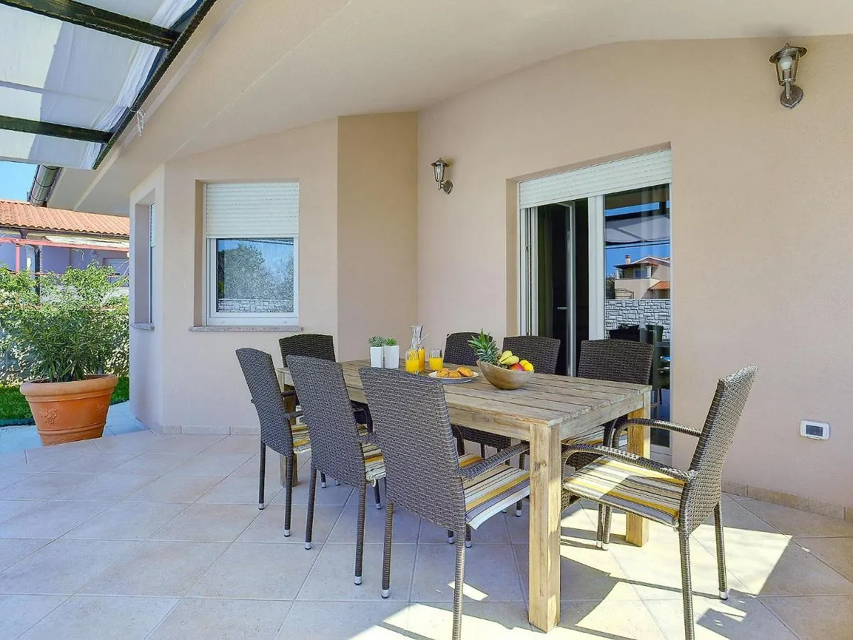 Modern Villa With Private Pool Near Beach Valbandon